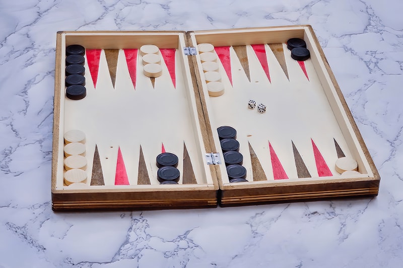 Joc de Șah și Table Marca din România ROmde™ din Lemn Natural de Fag Lucrat Autentic de Mână cu Unelte Tradiționale – Mai Multe Dimensiuni și Culori dintre Care Se Poate Alege - 32x32 cm, Maro cu Alb - Image 3